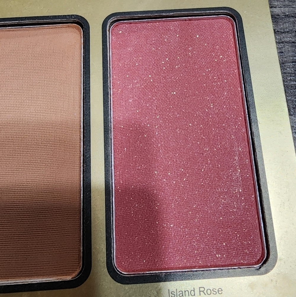 Pretty in Paradise Face & Shadow Palette - Picture 5 of 7